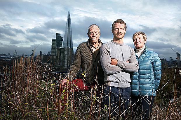 Ο συγγραφέας με τους γονείς του.