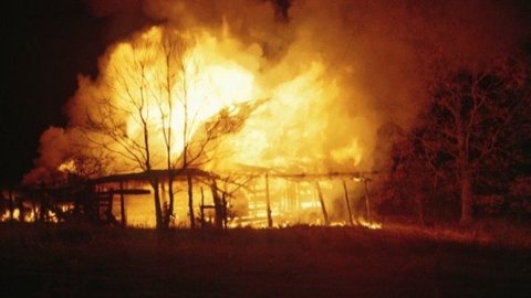 Ο Αχυρώνας φλέγεται