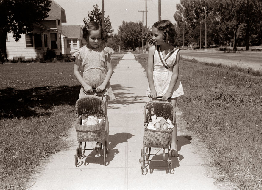 Old Photos of Girls and Their Dolls (3)